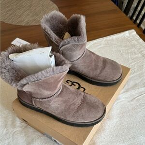 UGG Women's Classic Cuff Mini Boots - Stormy Grey. 8.5
